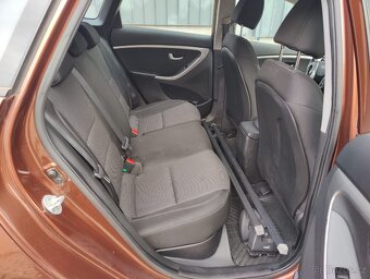 Hyundai i30 1,6 CW Trikolor + pneu - 12