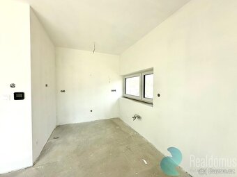 Byt 4+kk, 101,45m2, dvoupodlažní, balkón, terasa, Vráto, okr - 12