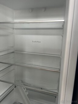 Bílá moderní kuchyň se všemi spotřebiči - 12