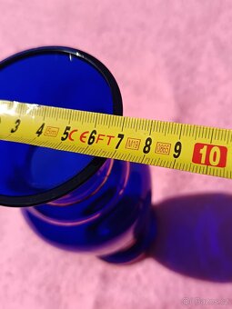 Modrá skleněná váza s květinami - 12