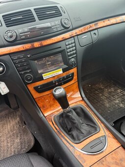 Mercedes-Benz E200 - 12