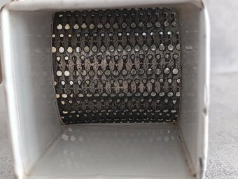 Starý krásný zdobený starožitný mlýnek na strouhanku JUGENDS - 12