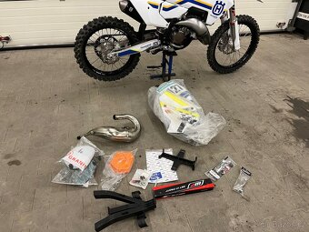 Husqvarna tc 125 heritage 2023 14mth stříkačka - 12
