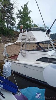 Kajutová motorová loď Trojan F26 Flybridge - 12