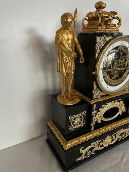 Empírové hodiny - kováři s hracím strojem zajímavý mode - 12