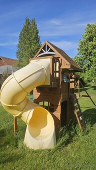 Zahradní dětské hřiště s tobogánem, domečkem a houpačkami - 12