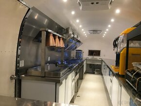 Airstream food truck Pojízdná prodejna, gastro přívěs 8.8M - 12