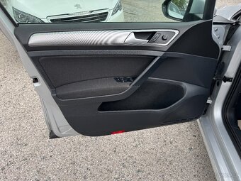 Volkswagen Golf 1.6 TDi 85KW Manuál Park.senzory Navi. - 12
