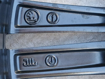 Pěkná zimní orig alu Škoda Superb Continental 235/40/19 8mm - 12