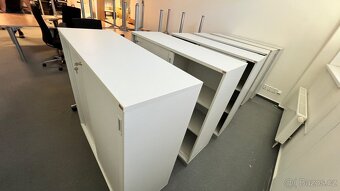 Kancelářské stoly, kvalitní vybavení kancelaře, nábytku - 12