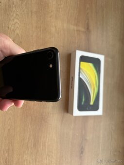 Prodám iPhone SE 2020 – 64 GB – černý - ZÁNOVNÍ - 12