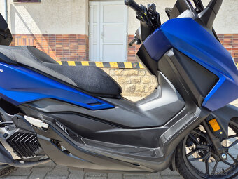 Prodám Honda Forza 125 , r. v. 2023, ABS, TC, ČR, v záruce - 12