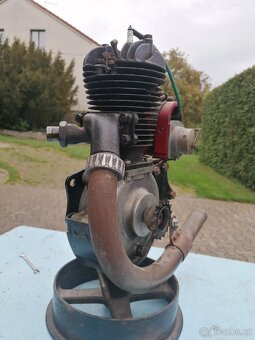Švýcarský motor Zurcher 250 - 12