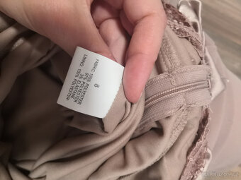 Něžné šaty s odhalenými zády a mašlí - 12