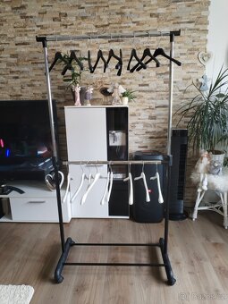 Dvou tyčový věšák na oblečení s ramínky - 12