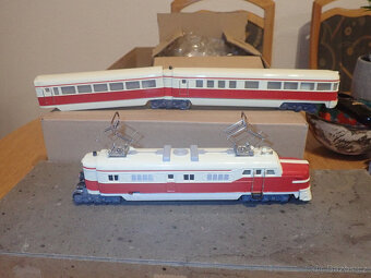 Rychlík Märklin H0 ST800, třídílný, slonovinově červená s or - 12