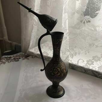 Černé tepané karafy, váza a vintage - 12