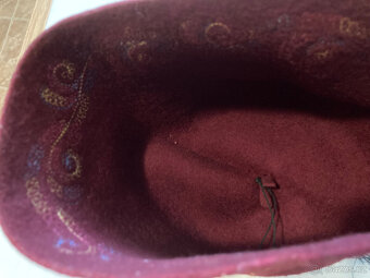 Fez, pokrývka hlavy, vyšívaný za 800 kč - 12