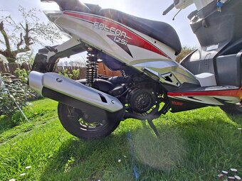 Skútr YUKI 125i Falcon bílo červený - 12