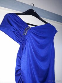 Dámské plesové šaty královská modrá vel S lesklé s řasením - 12