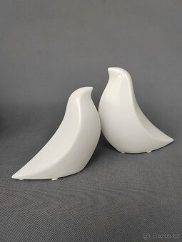 Elegantní dekorační předměty z bílého porcelánu - 12