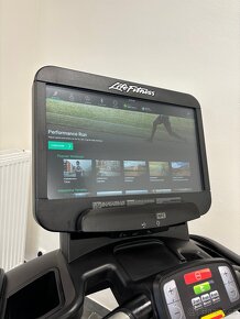 Life Fitness Discover SE3HD - nový stroj - 50% sleva - 12