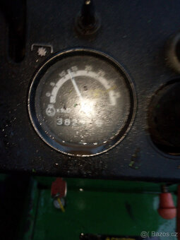 MALOTRAKTOR JOHN DEERE S ČELNÍM NAKLADAČEM - 12