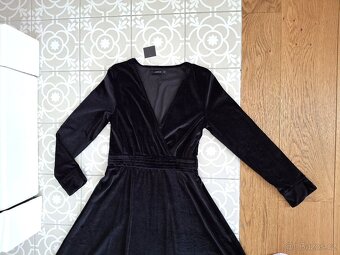 Nové s visačkou černé pružné sametové šaty Reserved M midi - 12