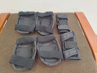 Kolečkové brusle, chrániče - 12