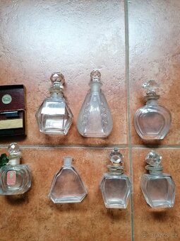 Staré flakóny, broušené sklo - 12