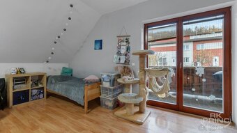 Velký rodinný dům 6 + 2, na pozemku 1.067 m2, Tuchoměřice, P - 12