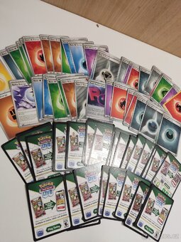 Prodám kartičky Pokémon 561kusu plus funko cena 1000 - 12
