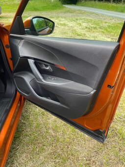 Prodám Peugeot 2008 1.2 96kw r.v.2020 - 12