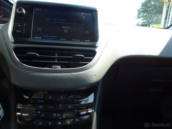 Peugeot 2008 1,2 i - 12