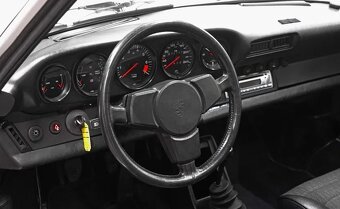 Porsche 911 3.0 SC z roku 1981 - 12