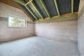Prodej hrubé stavby 5+kk, zahrada 1272 m2, Praha východ - St - 12