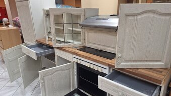 Bílá rustikální kuchyňská linka - 12