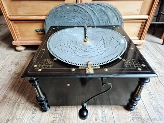 Velký starožitný hrací stroj, flašinet na kliku Amorette - 12