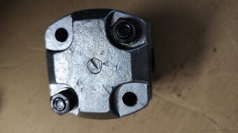Štípač dříví 6 až 8 tun – hydraulické čerpadlo – NOVÉ - 12