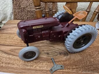 KRASNY BAKELIT TRAKTOR ZETOR 25 KLIČEK S KRABICÍ - 12