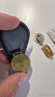 Original klíč Fiat 600 s klíčenkou a 2 odznaky - 12