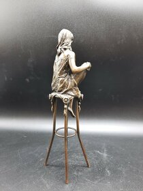 Dáma na barové židli - 27 cm - Bronz - 12