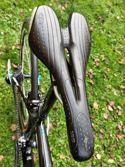 Silniční kolo GIANT DEFY celokarbon - 12