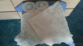 Záclony, červené závěsy, ubrus. - 12