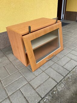 Kuchyňská deska, stůl, skříně a police - 12