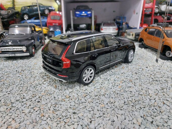 model auta 1:18 Volvo XC 90 čierna farba ,Paudi - 12