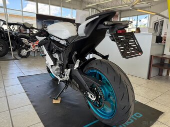 CFMOTO 675 SR-R - šedá, bílá skladem AKCE HELMA - 12