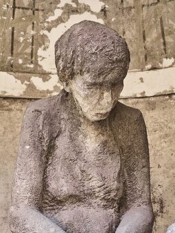 Obří pískovcové sousoší „Matka s dítětem” z období první rep - 12