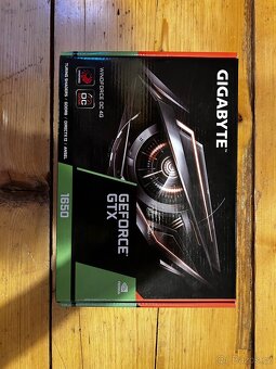 PC s monitorem, sluchátky, klávesnicí a myší - 12