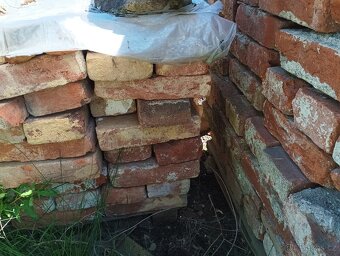 Zvonivé ruční staré cihly a šamotové cihly - 12